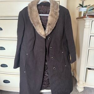 Elegant Brown Trench Coat with Faux Fur Collar